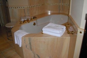 Vom Anlagenmechaniker eingebaute Luxus-Badewanne